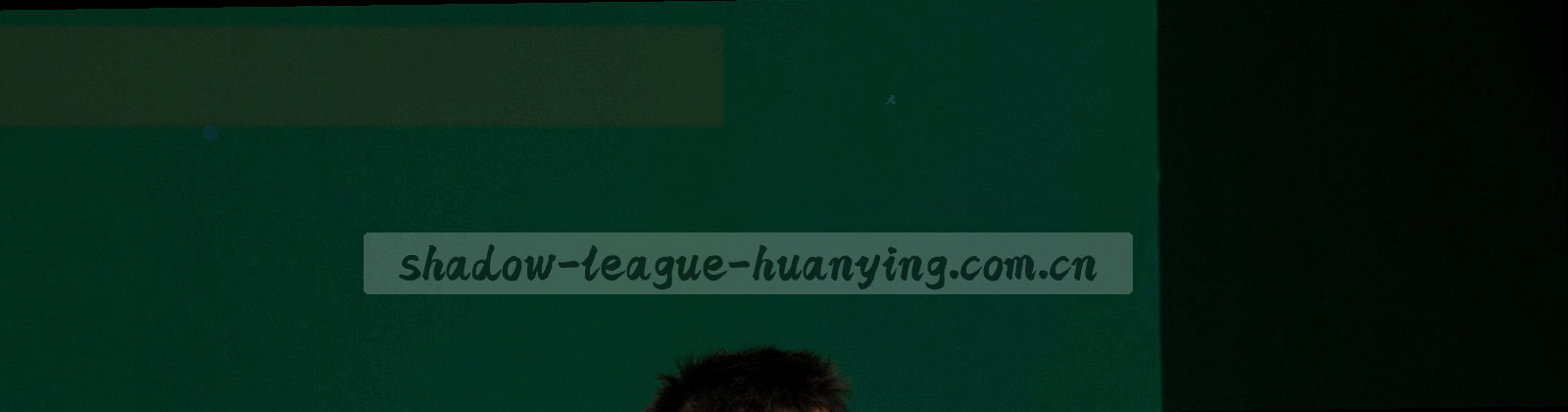 多条联赛线以光带形式横向延伸的抽象赛场网格背景
